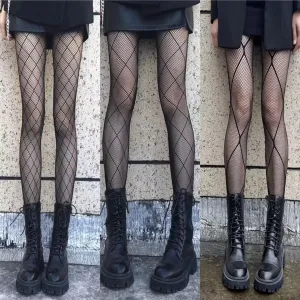 Diamond pattern fishnet tights